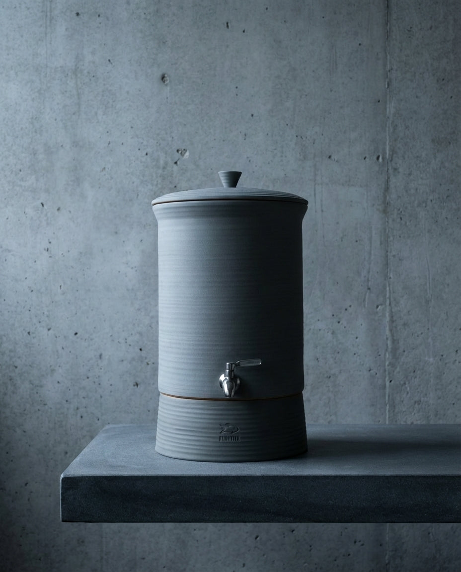 Sistema PRIMITIVA — Serie Fundacional Gris Lava.